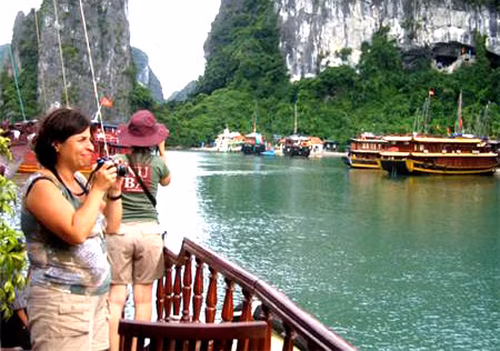 Ha Long Bay, the world’s Natural Heritage is attracting international tourists. 