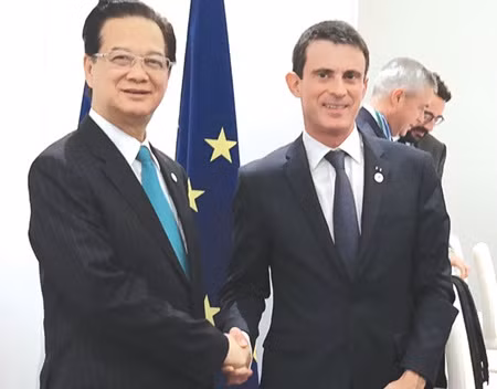 Prime Minister Nguyen Tan Dung (left) holds talks with his French counterpart Manuel Valls in Paris yesterday at the 21st Conference of the Parties to the UN Framework Convention on Climate Change. — VNA/VNS Photo