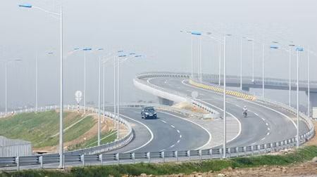 A section of the Ha Noi-Hai Phong highway. The road cost nearly VND45.5 trillion (US$2 billion) and has a total length of 105.8 kilometres. — VNA/VNS Photo Huy Hung