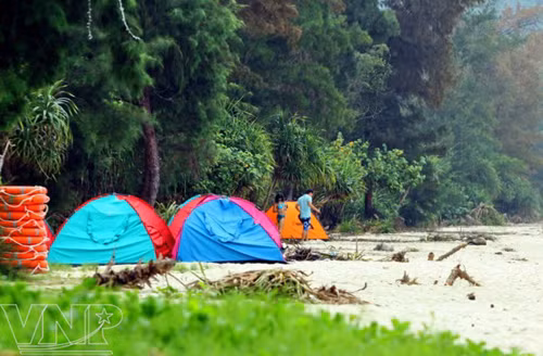 Many tourists want to sleep overnight on Co To Beach
