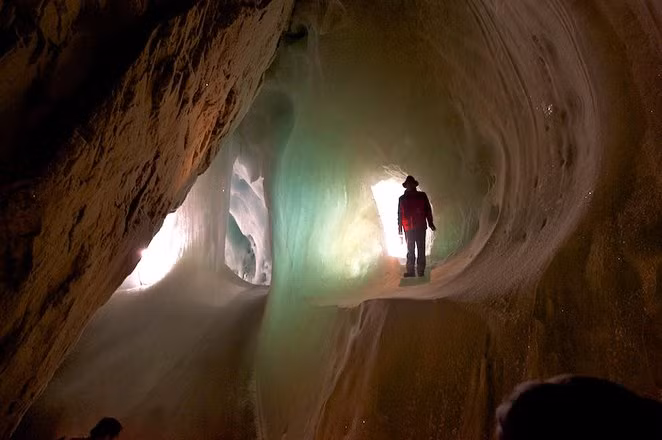  Eisriesenwelt, Áo Eisriesenwelt, một trong những động băng lớn nhất thế giới ở Salburg, Áo được người dân địa phương gọi là Cổng địa ngục. Đến mùa xuân, nước băng tan thấm qua các vết nứt trên đá tạo thành những hình thù đẹp như tranh vẽ.