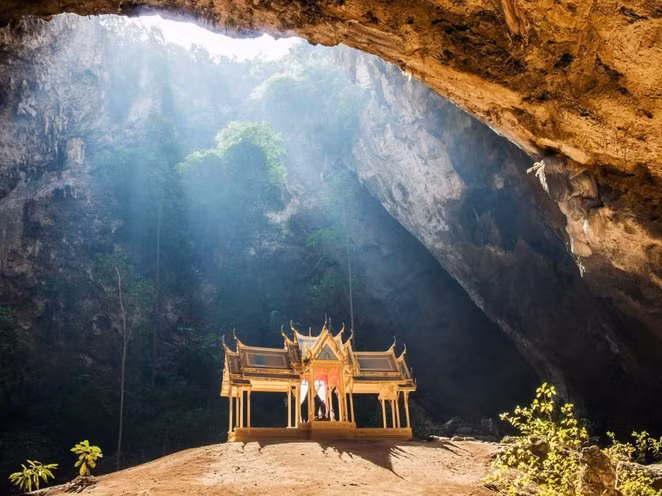  Phraya Nakon, Thái Lan Cách thủ đô Bangkok hơn 60 km về phía nam, hang Phraya Nakon được vua Chulalongkom chọn làm nơi xây dựng một ngôi đền vào năm 1890. Đây là một trong những hang động được chụp nhiều ảnh nhất trên thế giới.