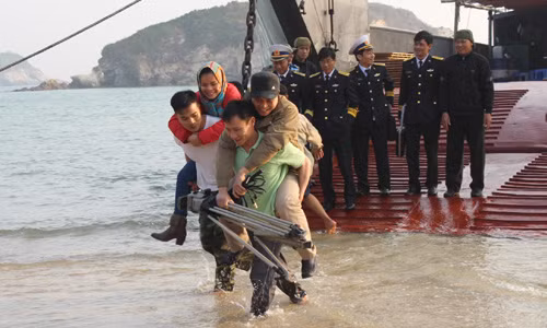 Carrying visitors to the island
