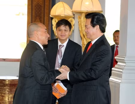 Prime Minister Nguyen Tan Dung (R) meets with Cambodian King Norodom Sihamoni in Phnom Penh yesterday.— VNA/VNS Photo Duc Tam