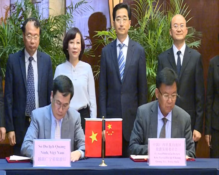 Representatives of Quang Ninh province (Vietnam) and the Guangxi Zhuang Autonomous Region (China) signed the MoU on enhancing the comprehensive tourism cooperation.