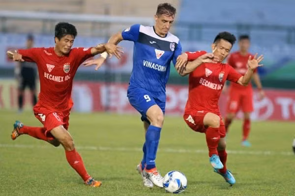 American striker Rod Dyachenko (middle). — Photo: bongda.com.vn
