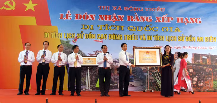 Deputy Minister of Culture, Sports and Tourism Dang Thi Bich Lien handed over the Prime Minister's certificate recognising Don Cao and An Bien Temple as National Relics to Quang Ninh province and Dong Trieu town's leaders.