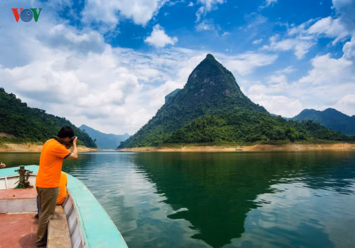 View of an imposing mountain range.