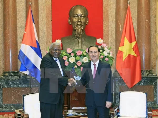 President Tran Dai Quang (R) hosts Chairman of the Cuban National Assembly Esteban Lazo Hernandez (Photo: VNA)