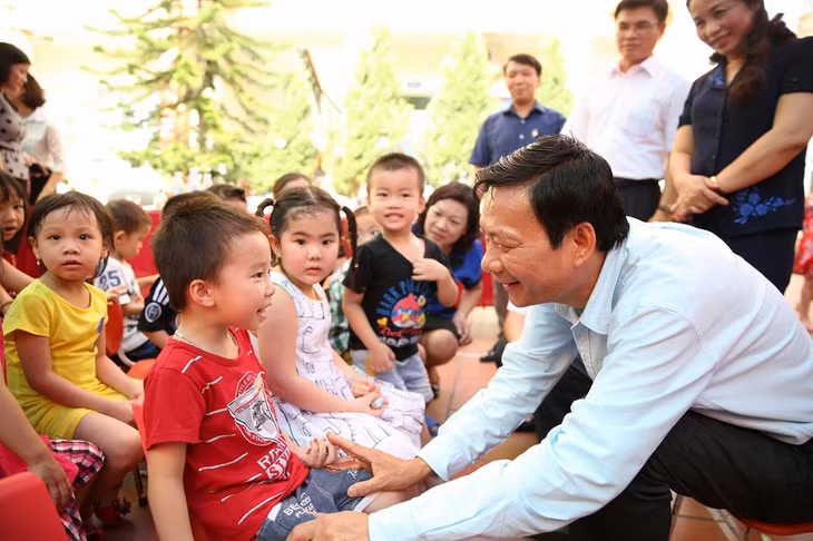 Secretary Nguyen Van Doc presents gifts to the children of Quang Trung Kindergarten on Children's Day.
