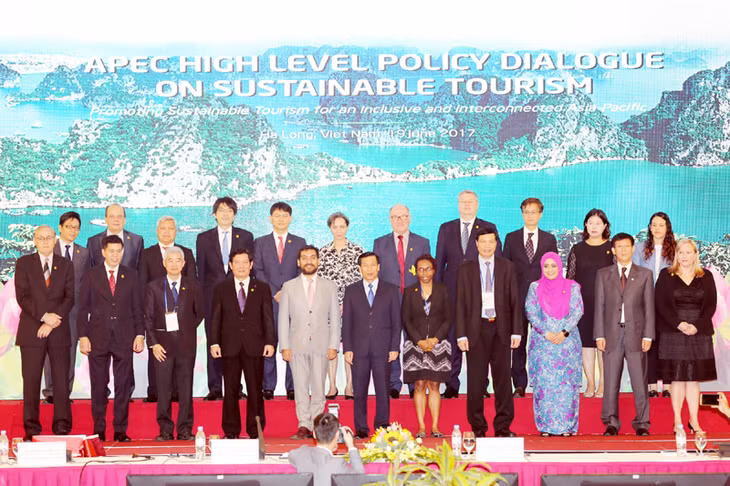 Delegates of the APEC High Level Policy Dialogue on Sustainable Tourism pose together. Photo; baoquangninh.com.vn