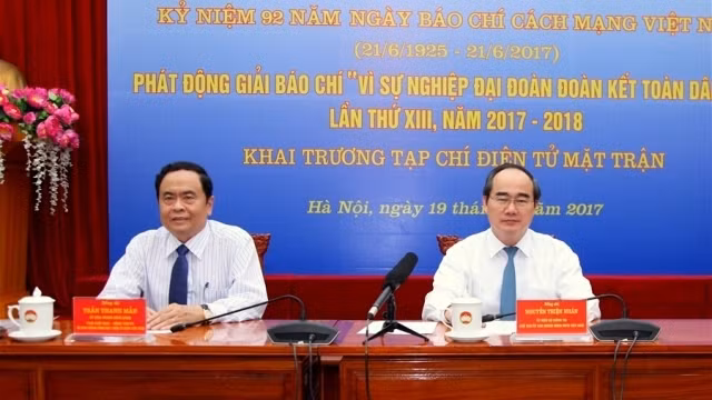 VFF President, Nguyen Thien Nhan (right) launches the 13th Press Award for the Cause of Great National Unity 2017- 2018 in Hanoi on June 19. 