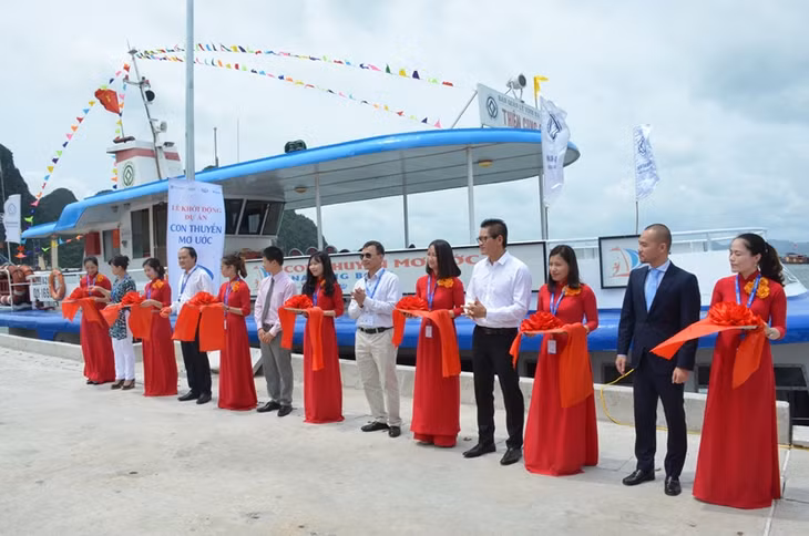Delegates cut the ribbon to launch the “Enabling Boat”.
