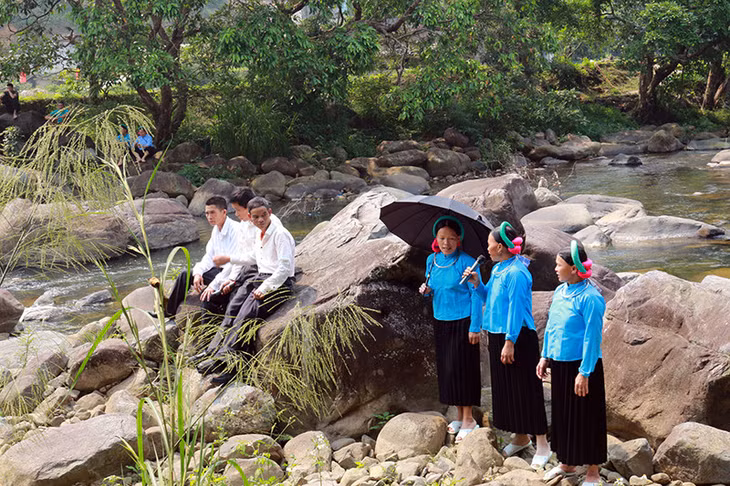 San Chi people gather to sing duel love songs.