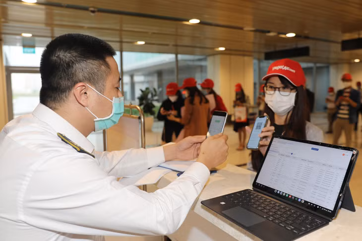 Van Don International Airport on March 3 welcomed the first flight after one - month closure in order to prevent the Covid-19 pandemic.