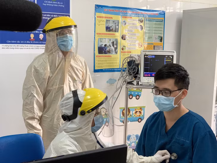 Quang Ninh on Mar. 24 administered its first COVID-19 doses to the front-line workers in the 1st period this year