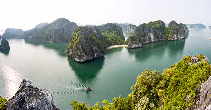 Ha gulf is home to natural beaches with surprising beauty interwoven with high rock mountains.