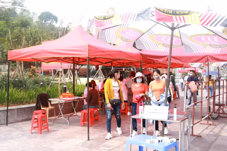 Hand sanitizers and face masks are placed along the route to serve tourists.