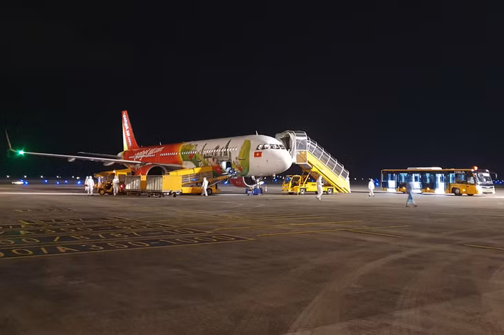 The two flights, conducted by Vietjet Air, landed at Van Don at 6.50pm and 8.30pm and brought home 193 and 160 Vietnamese passengers respectively. 