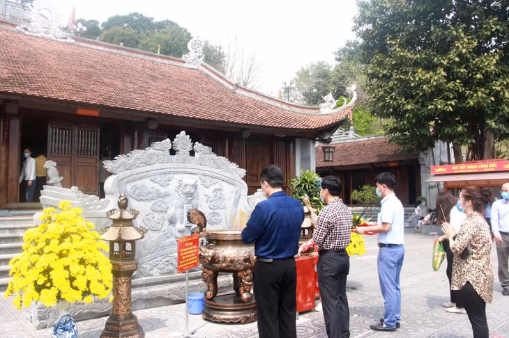 Visitors are required to keep safe space and wear face masks during their visit at the attractions.