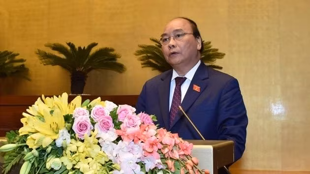 PM Nguyen Xuan Phuc delivering a report to the National Assembly (Photo: Duy Linh)