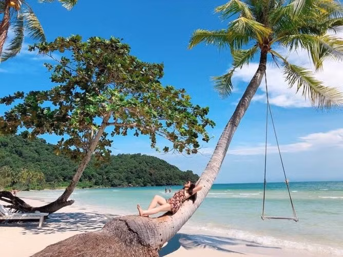  Tran Phu Beach in Nha Trang and Bai Dai (Long Beach) on Phu Quoc Island were listed among the Top 50 most beautiful beaches in the world by US News in June.