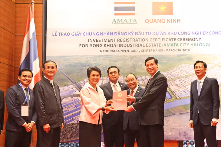 Chairman Nguyen Duc Long granted investment certificate for Song Khoai Industrial Park to the Thai investor.