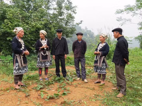 Singers often stand in letter V while performing Pao Dung. (Photo: trangtraiviet.vn)