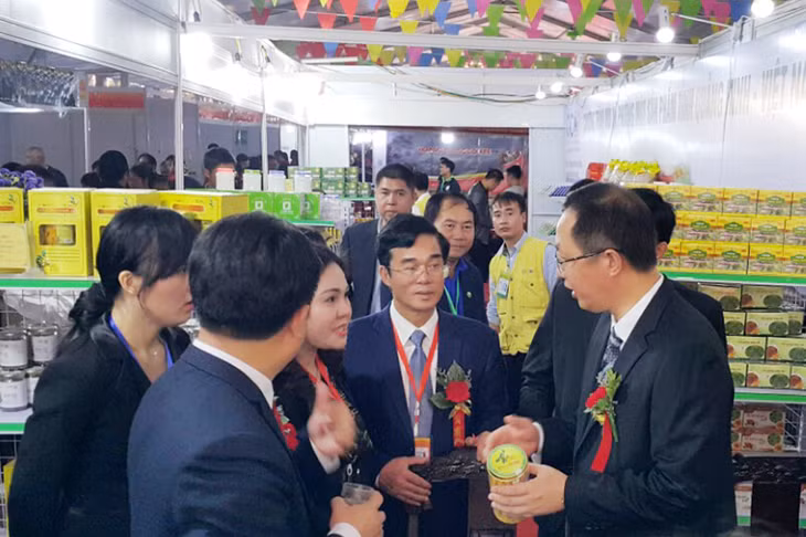 Leaders of Dongxi and Quang Ninh provinces visited goods booths.