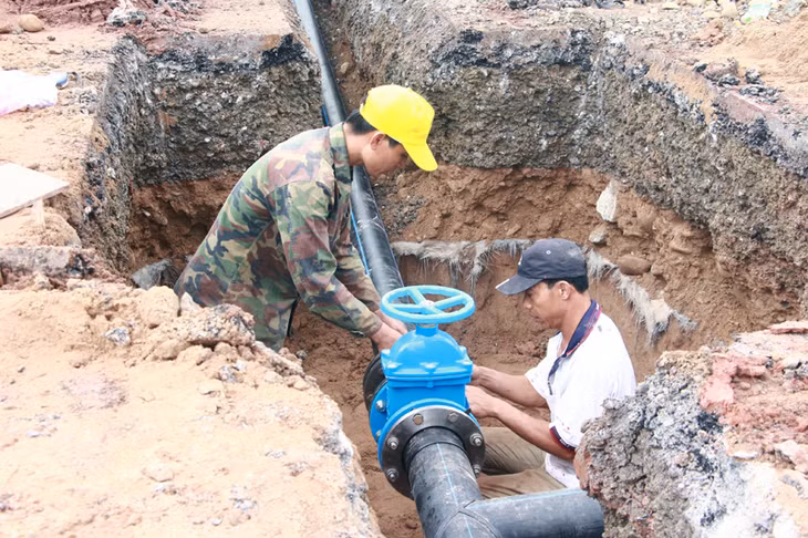 Thi công hệ thống cấp nước sinh hoạt phục vụ Trạm Kiểm soát liên ngành cầu Bắc Luân.