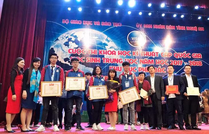 Quang Ninh team receives prizes.