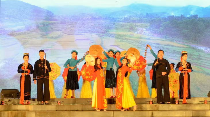 Aodai (long dress) and other Vietnamese traditional costumes are presented to international visitors.