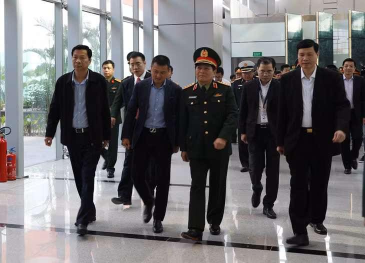 The Minister of National Defense visited Van Don Interntional Airport.