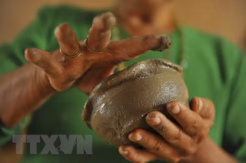 Cham pottery in the making