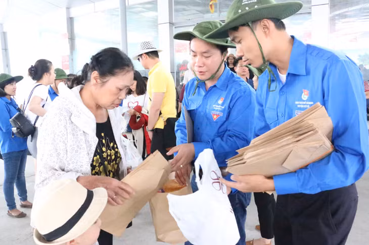 Youth Union members provide locals with paper bags.