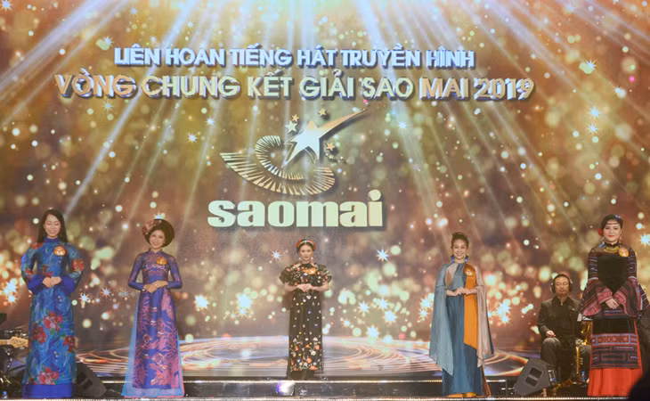 Nguyen Vu Ha Giang (the last on the right), one of the finales who show their parts in the folk music category of the folk music category
