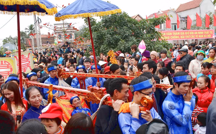 The procession attracts the participation of numerous locals and tourists.