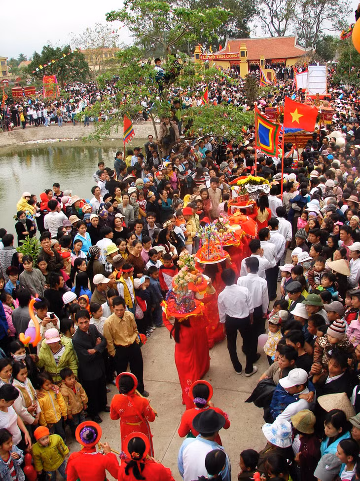 All processions join together near the temple.