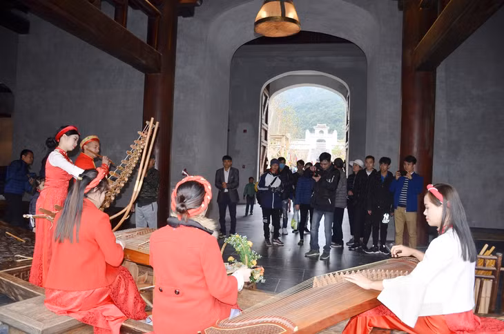Visitors enjoy art performances at Pilgrimage Village in Truc Lam Yen Tu Culture Center
