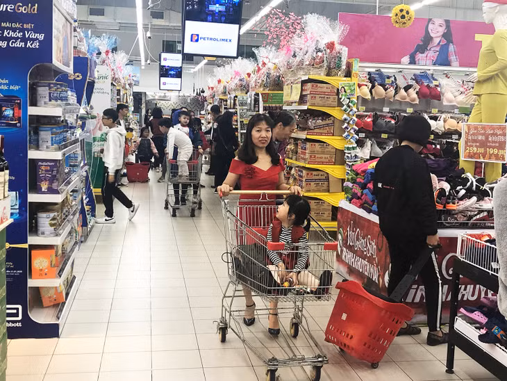 Many shoppers went to Big C or Vincom to enjoy the first day off of the year. 
