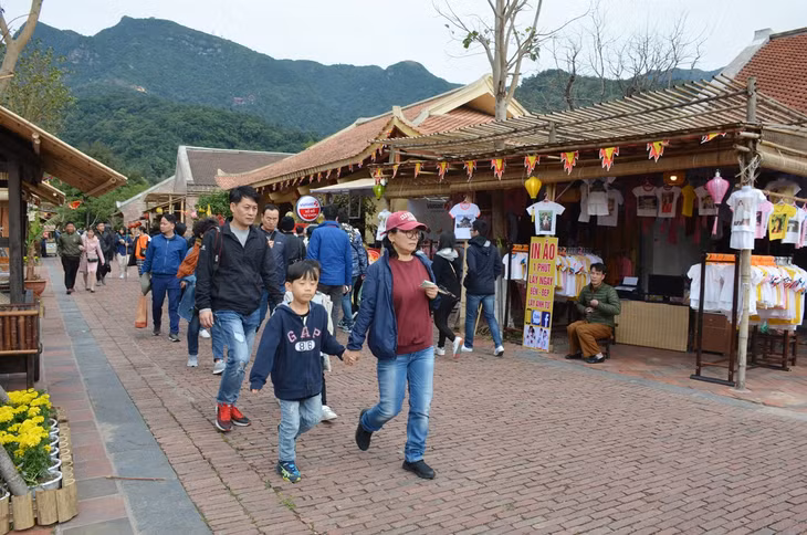 Visitors go on pilgrimage to Yen Tu sacred mountain