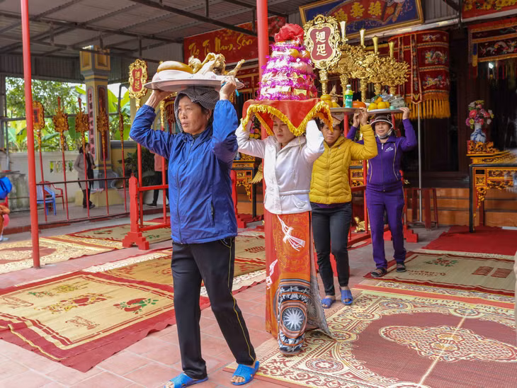 After the ritual, families carry offerings from worshiping halls to their home