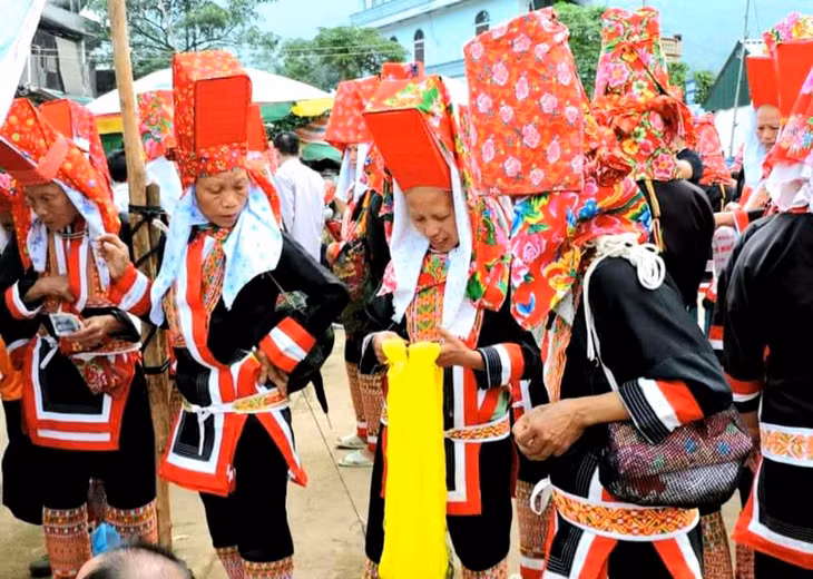At Dong Van market, visitors could easily see the colorful ethnic costumes. 