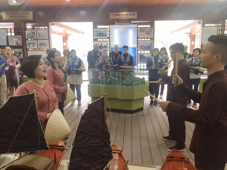 Foreign tourists enjoy the show