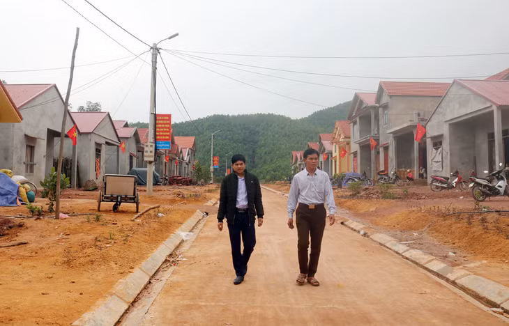 Local people in Khe Le Hamlet have a happier life since they moved to the resetlement area 