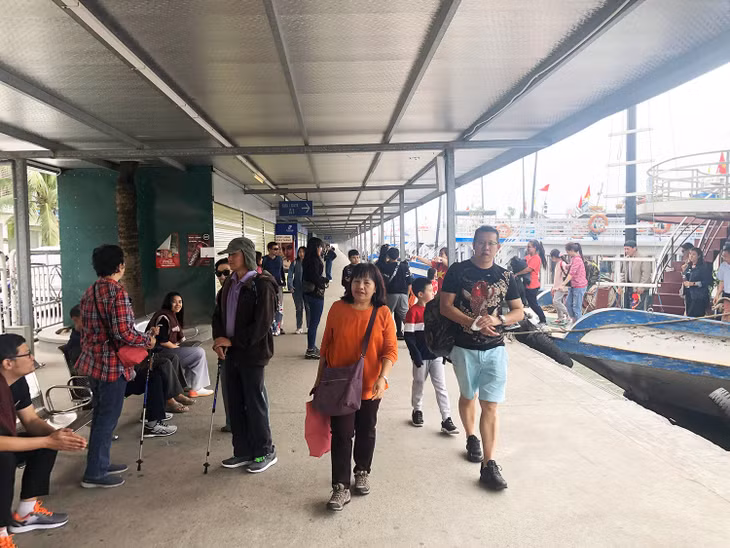 Tuan Chan International Marina attracted a lot of visitors on the first day of New Year. 