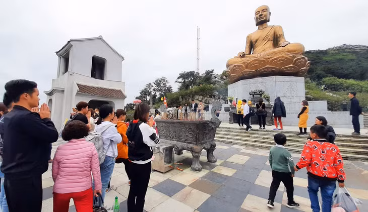 Tourists visit and worship at Tran Nhan Tong Buddha Statue