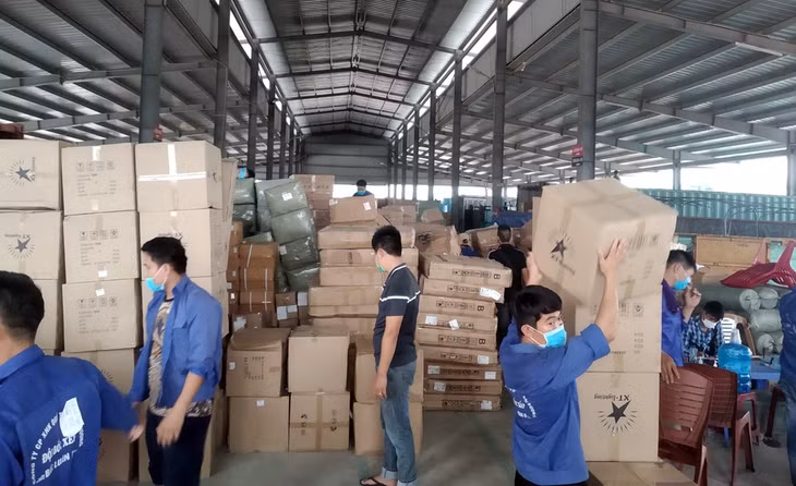 Loading imported and exported commodity at Bac Luan Bridge No.2 warehouse.