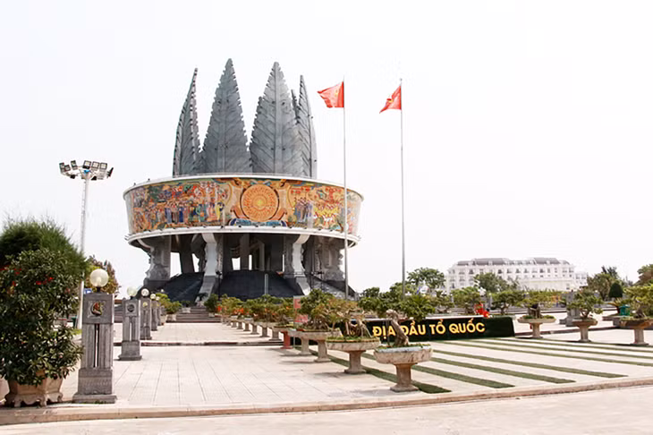 Sa Vi Information Propaganda Complex, built under the form of “public investment – private management”, is a tourist attraction in Mong Cai border city. In January, 20202 it won ASEAN Awards certificated by ASEAN Tourism Forum 