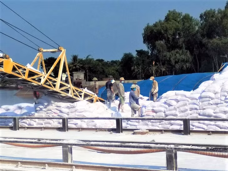 Loading flour at the berth of Thanh Dat Company